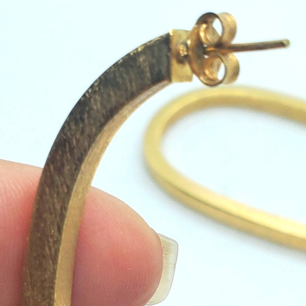 Elegant 18kts Gold Plated  Hoop Earrings - Picture 5 of 6